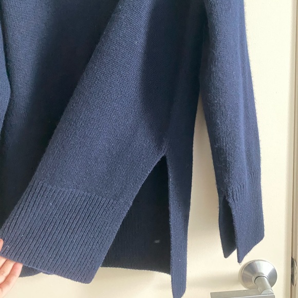 “Lisa Yang” Cashmere V-neck sweater - Picture 2 of 5